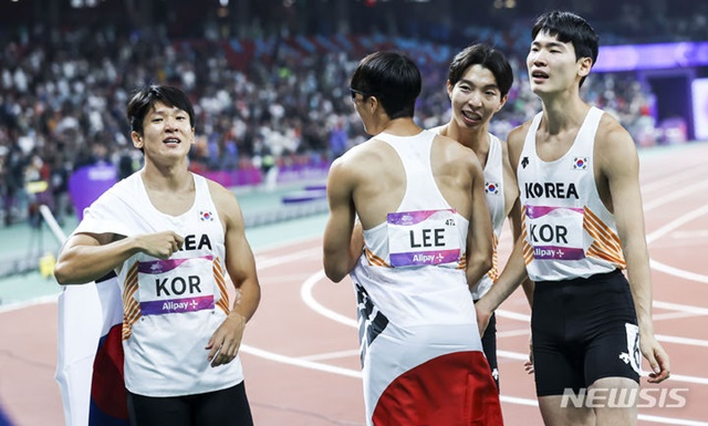 동메달을 획득한 한국 남자 계주팀. 김국영(왼쪽)을 비롯해 승리의 세리머니를 펼치고 있다. /사진=뉴시스 제공