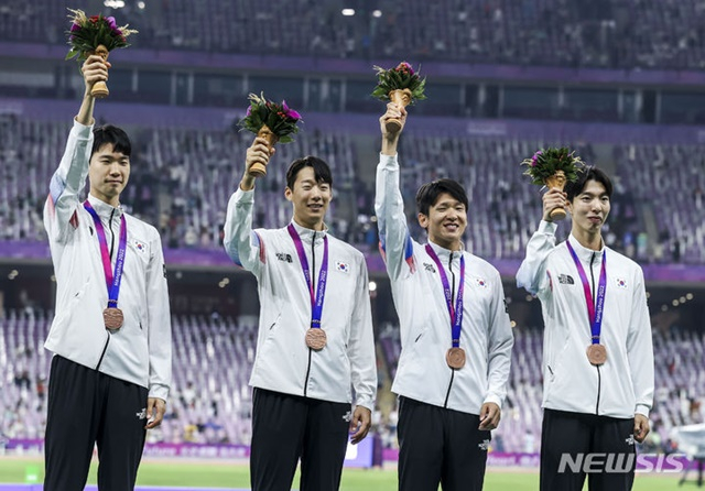 시상대에 오른 한국 남자 계주팀. /사진=뉴시스 제공