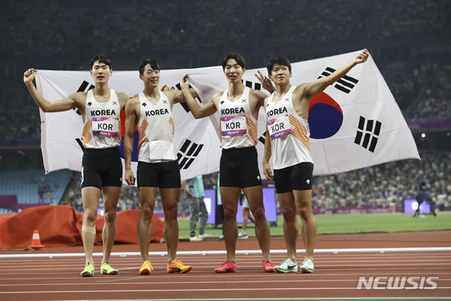 기뻐하는 한국 남자 계주팀. 왼쪽부터 고승환, 이재성, 이정태. 김국영. /사진=뉴시스 제공
