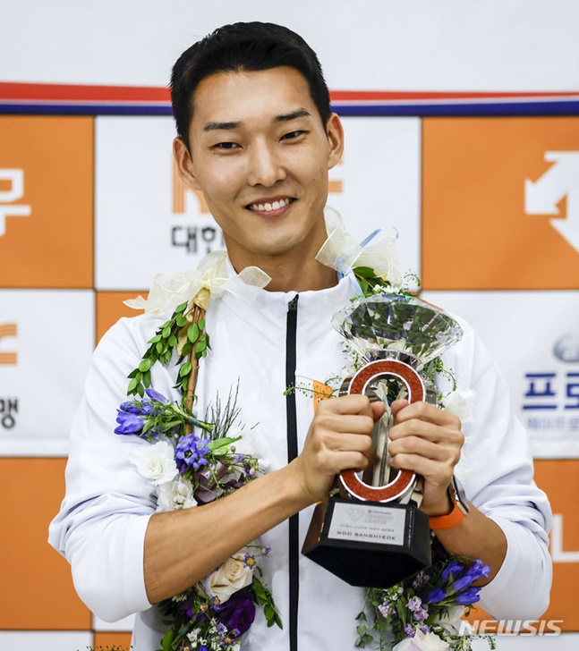 다이아몬드리그 파이널에서 우승을 차지한 뒤 인천공항에서 취재진 앞에서 트로피를 들어올리는 우상혁. /사진=뉴시스