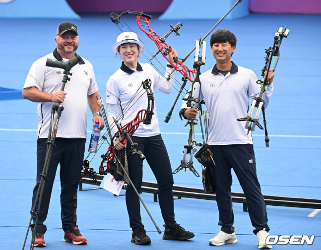 소채원(가운데)과 주재훈(오른쪽)이 4일 양궁 컴파운드 혼성전에서 은메달을 확정한 뒤 미소짓고 있다. /사진=OSEN