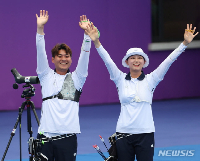 이우석(왼쪽)과 임시현이 4일 양궁 혼성 준결승에서 승리한 뒤 손을 흔들고 있다. /사진=뉴시스