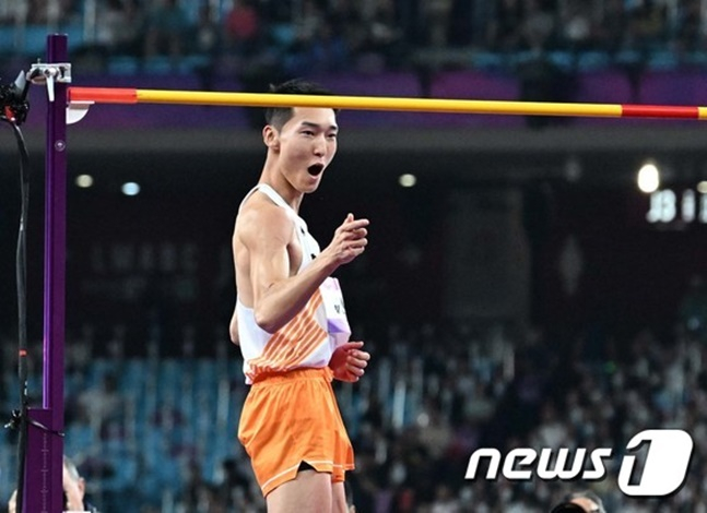 점프 성공 후 기뻐하는 우상혁./사진=뉴시스