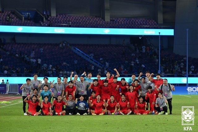승리의 기념사진을 찍은 한국 선수단. /사진=대한축구협회 제공