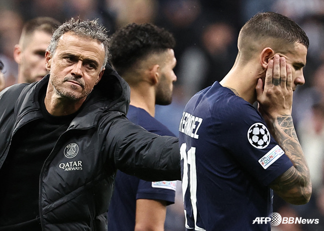 충격적인 대패에 루이스 엔리케 PSG 감독(왼쪽)이 선수들을 위로하고 있다. /AFPBBNews=뉴스1
