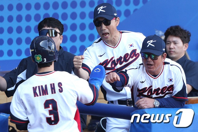 결승 득점을 한 김혜성(왼쪽)을 반기는 류중일 감독(오른쪽)과 김동수 코치. /사진=뉴스1