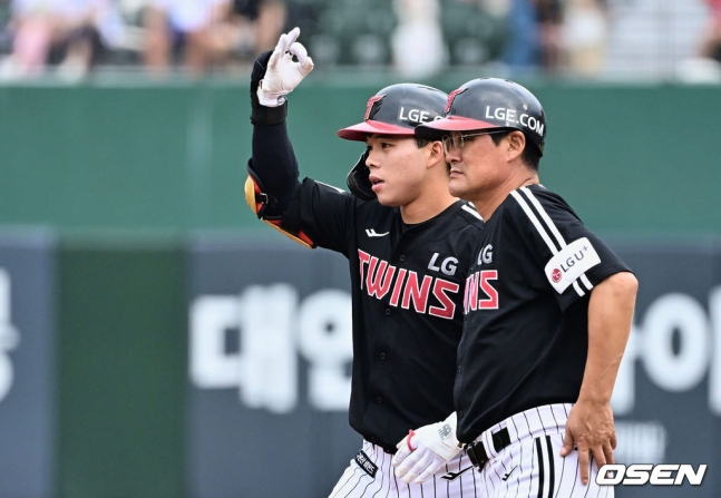 LG 문성주(왼쪽).