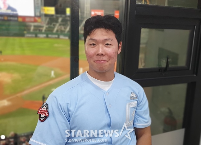 롯데 신인 전미르가 5일 부산 사직야구장에서 취재진과 인터뷰를 하고 있다. /사진=양정웅 기자