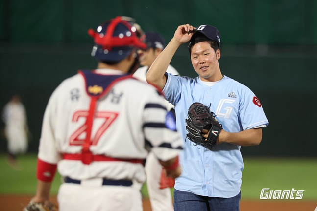 2024년 롯데 신인 전미르(오른쪽)가 5일 사직 LG전에서 시구한 후 포수 유강남에게 인사하고 있다. /사진=롯데 자이언츠