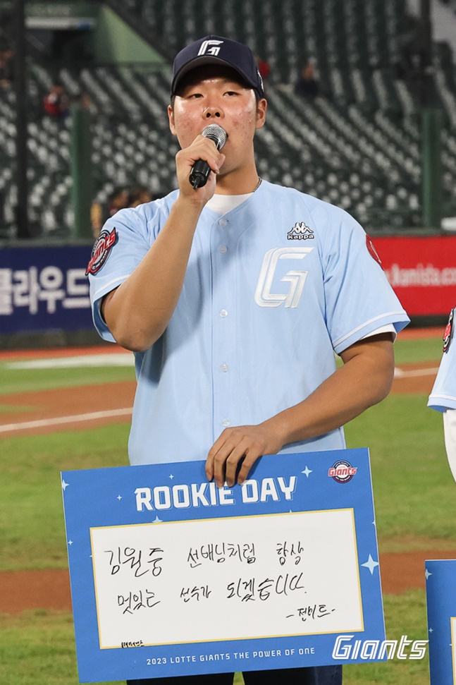 2024년 롯데 신인 전미르가 5일 사직 LG전에서 자신의 각오를 밝힌 판을 들고 있다. /사진=롯데 자이언츠