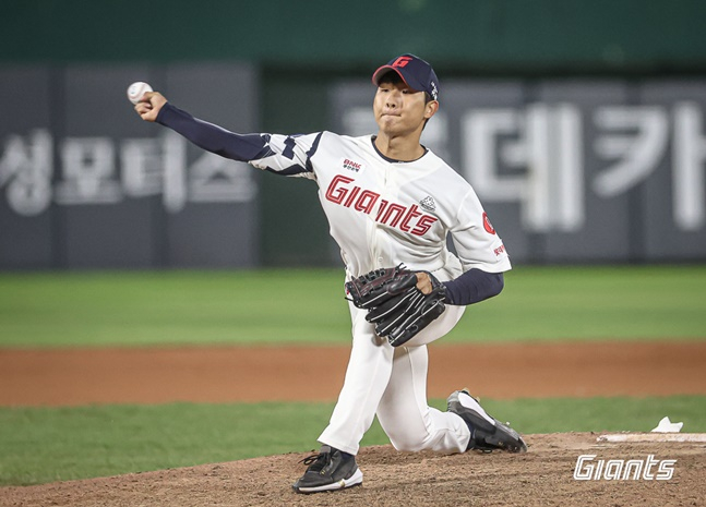 롯데 우강훈이 5일 사직 LG전에서 투구하고 있다. /사진=롯데 자이언츠