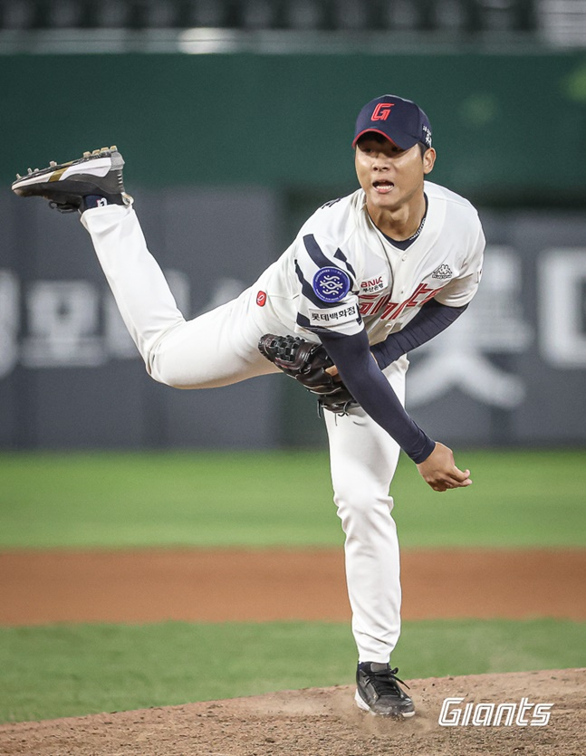 롯데 우강훈이 5일 사직 LG전에서 역투하고 있다. /사진=롯데 자이언츠