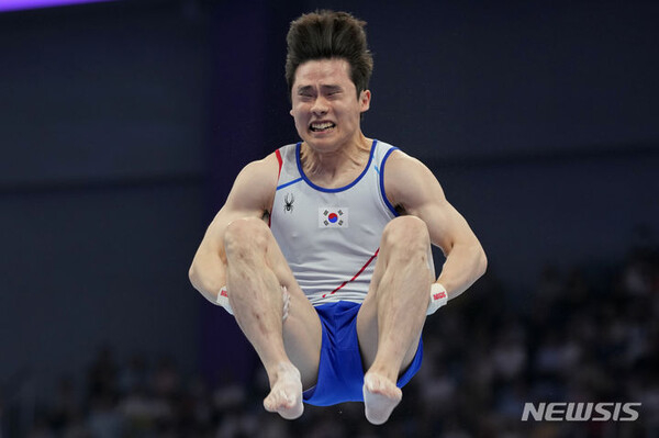 김한솔이 지난 9월 28일 열린 2022 항저우 아시안게임 기계체조 남자 마루 운동 결승에서 연기하고 있다. 김한솔은 금메달을 따내 대회 2연패에 성공했다. /사진=뉴시스