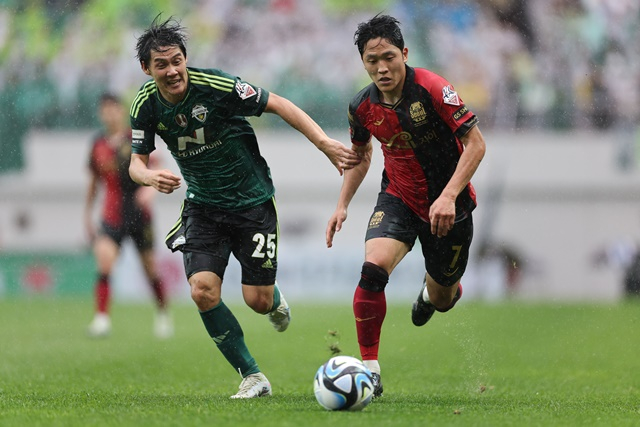 전북현대(왼쪽)와 FC서울의 경기. /사진=한국프로축구연맹 제공