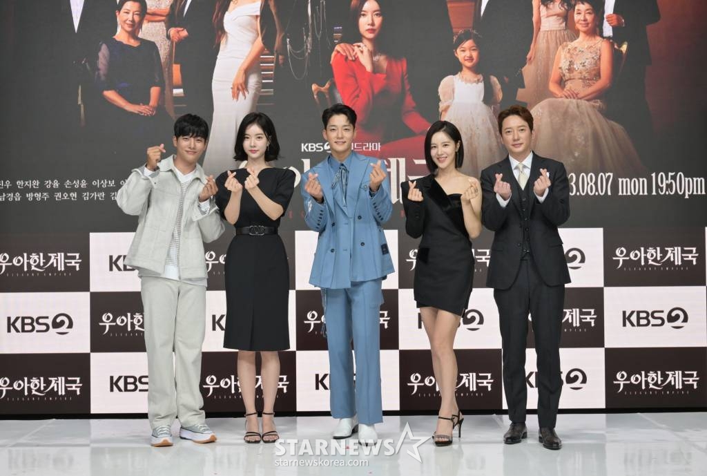 배우 강율, 한지완, 김진우, 손성윤, 이상보가 7일 오전 온라인으로 진행된 KBS 2TV 일일드라마 '우아한 제국' 제작발표회에 참석해 포즈를 취하고 있다.  '우아한 제국'은 거대한 힘으로 짓밟힌 정의와 감춰진 진실, 잃어버린 인생을 되찾기 위한 두 남녀의 처절하고도 우아한 복수의 여정이다. 이날 오후 7시 50분 첫 방송. / 사진제공 = KBS /사진=김창현