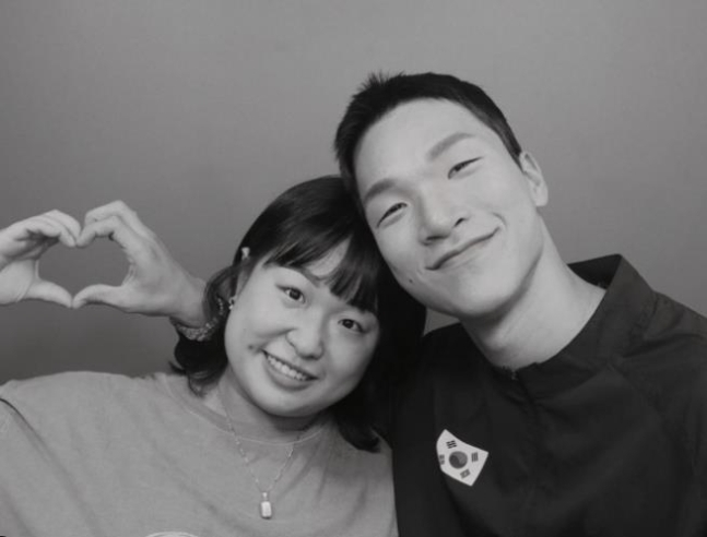 김수현(왼쪽)과 그의 연인 피재윤. /사진=피재윤 SNS