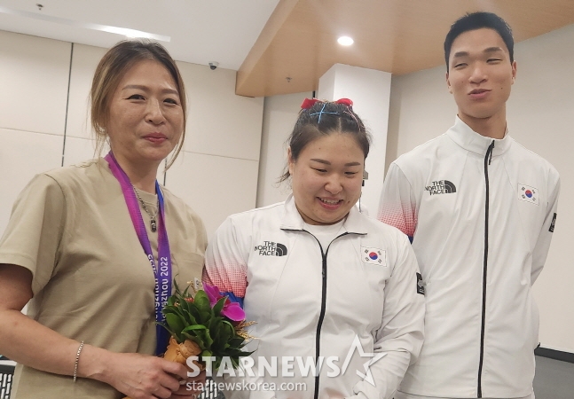 김수현(가운데)이 5일 동메달을 목에 걸고 연인 피재윤(오른쪽), 자신의 어머니와 함께 인터뷰를 하고 있다. /사진=안호근 기자