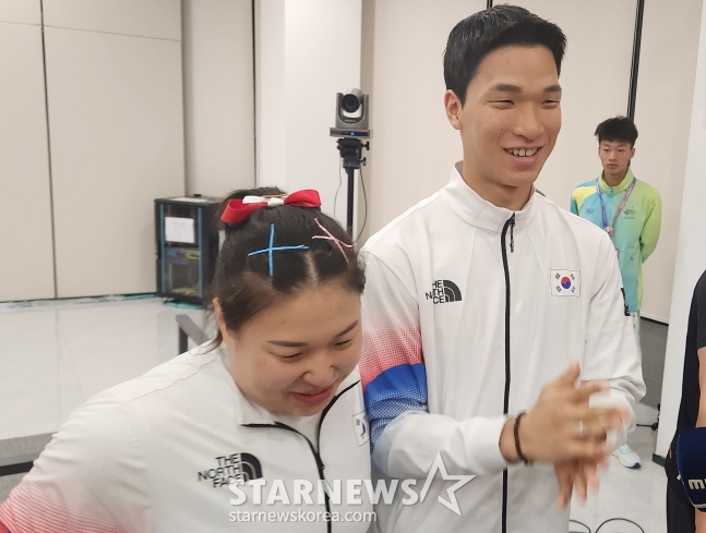 경기 후 인터뷰에서 김수현(왼쪽)에 대한 애정과 신뢰를 나타내고 있는 피재윤. /사진=안호근 기자