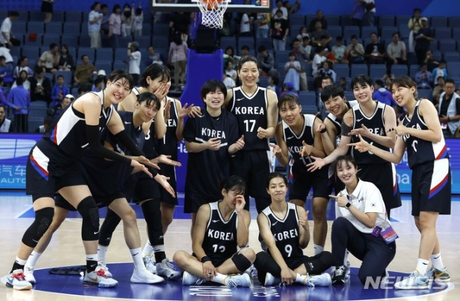 한국 여자농구 대표팀이 5일(한국시간) 중국 항저우 올림픽 스포츠센터 농구장에서 열린 2022 항저우 아시안게임 여자농구 동메달결정전에서 북한에 93대63 으로 승리 후 기념 촬영을 하고 있다. /사진=뉴시스