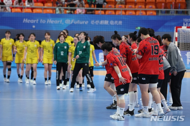 한국 여자 핸드볼 대표팀(빨간색 유니폼)이 5일 중국 항저우 저장 궁상대 스포츠센터에서 열린 2022 항저우 아시안게임 여자 핸드볼 결승전에서 일본(노란색 유니폼)에 19대 29로 일본에 패한 뒤 관중들에게 인사하고 있다./사진=뉴시스