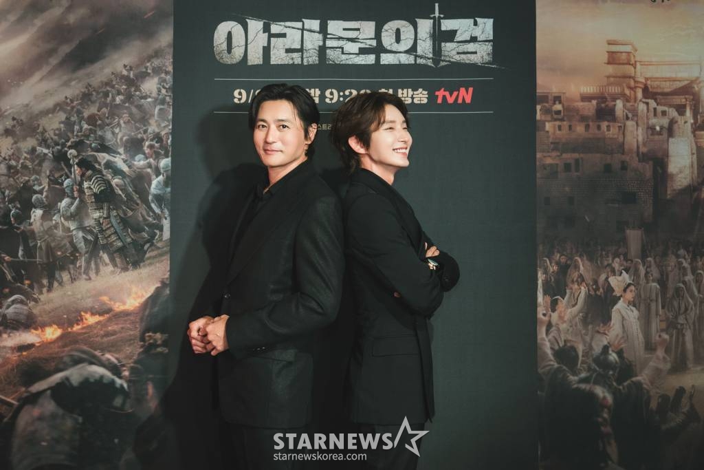 배우 장동건, 이준기가 5일 오후 온라인으로 진행된 tvN 토일드라마 '아라문의 검' 제작발표회에서 포즈를 취하고 있다. 태고의 땅 아스에서 서로 다른 전설을 써가는 타곤, 은섬, 탄야, 태알하의 운명적인 이야기 '아라문의 검'은 9알 첫 방송된다. /사진제공=CJENM 2023.09.05 /사진=이동훈