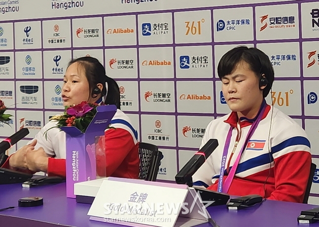 정춘희(왼쪽)가 취재진의 질문에 답변하고 있다. 오른쪽은 송국향. /사진=안호근 기자