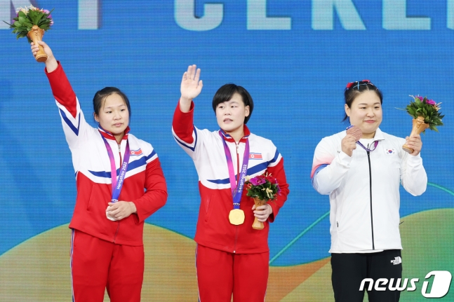 시상식에서 메달을 목에 걸고 관중들에게 화답하고 있는 정춘희(왼쪽부터), 송국향, 김수현. /사진=뉴스1