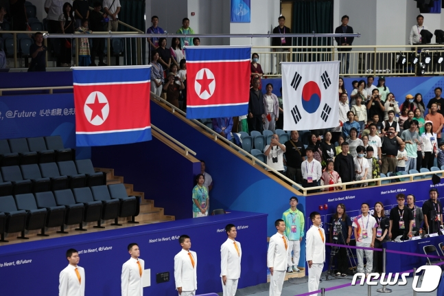 시상식에서 북한 인공기와 태극기(오른쪽)가 나란히 올라가고 있다. /사진=뉴스1