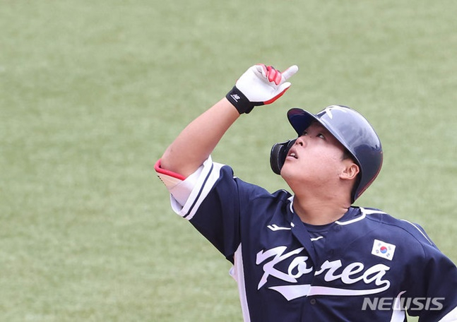 강백호가 6일 중국과 2022 항저우 아시안게임 야구 슈퍼라운드 경기에서 홈런을 날린 뒤 세리머니를 하고 있다. /사진=뉴시스