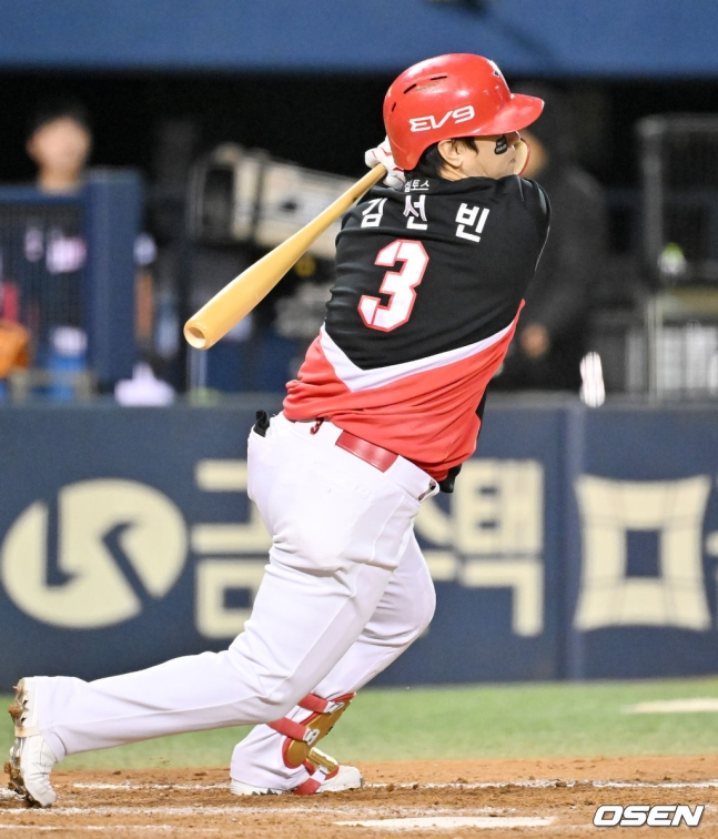 KIA 박찬호가 6일 잠실 LG전 8회초 역전 2타점 적시타를 때려내고 있다.