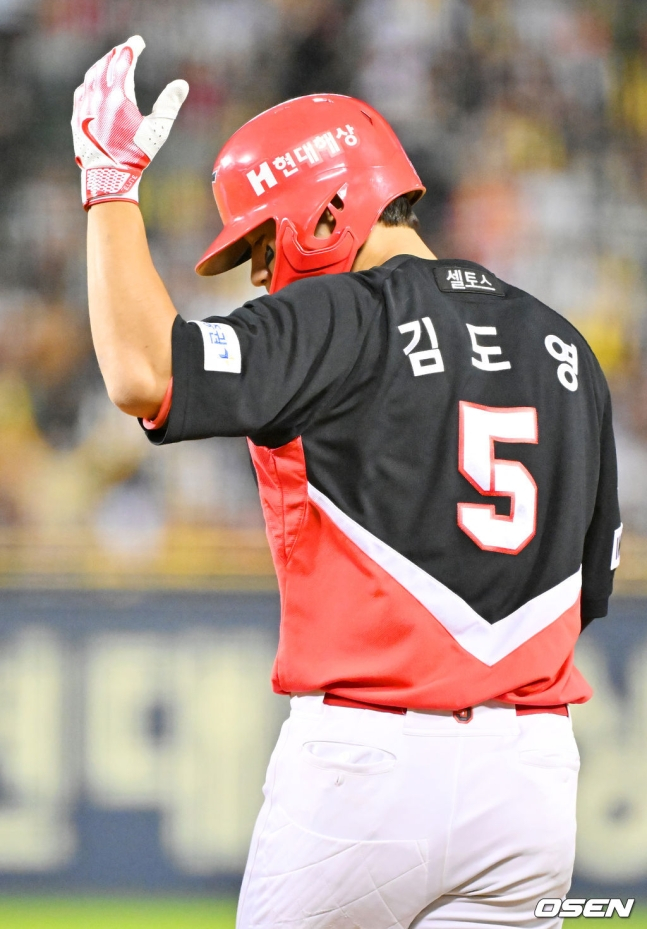 KIA 김도영이 6일 잠실 LG전 8회초 무사 1, 3루에서 추격의 1타점 적시타를 뽑아낸 뒤 세리머니를 하고 있다.
