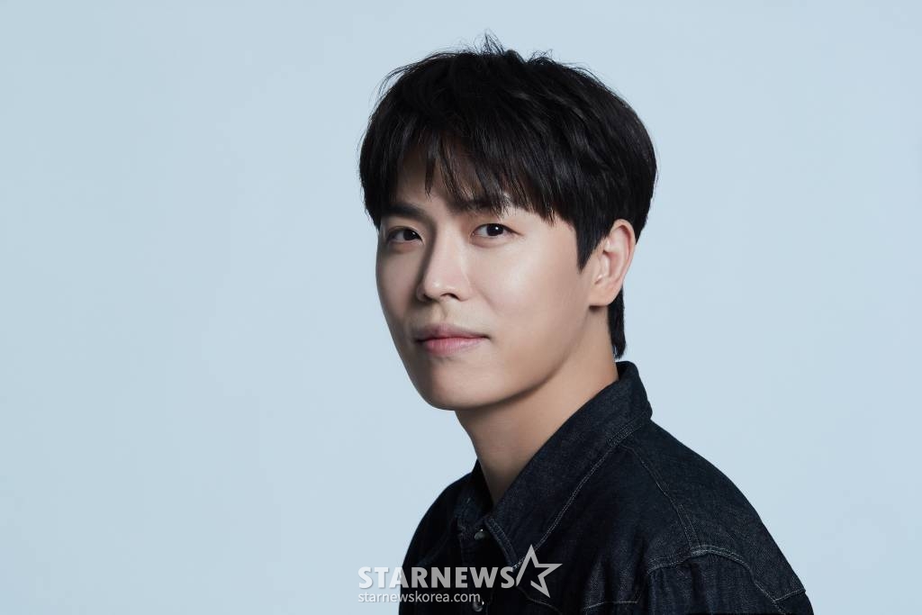 배우 이동하가 1일 오후 서울 종로구 스타뉴스 사옥에서 진행된 MBC금토드라마 '닥터로이어' 종방 관련 인터뷰에 앞서 포즈를 취하고 있다. 이동하는 극 중 아버지 구진기(이경영 분)에 이어 반석병원장 자리를 노리고 있는 구현성 캐릭터를 맡아 시청자들의 눈길을 사로잡았다. / 사진제공 = 피프티원케이 /사진=김창현 기자 chmt@