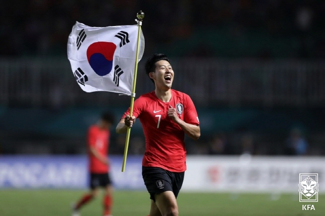 5년 전 우승 확정 후 태극기를 흔들며 기뻐하는 손흥민. /사진=대한축구협회