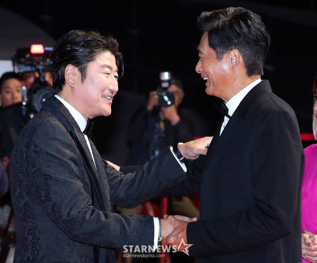 배우 송강호, 홍콩배우 주윤발이 4일 오후 부산 해운대구 영화의 전당에서 진행된 제28회 부산국제영화제(BIFF) 레드카펫 행사에서 인사를 나누고 있다. 제28회 부산국제영화제는 오는 4일 개막식을 시작으로 13일까지 열흘간 영화의전당 일대에서 개최된다. 2023.10.04 /사진=김창현
