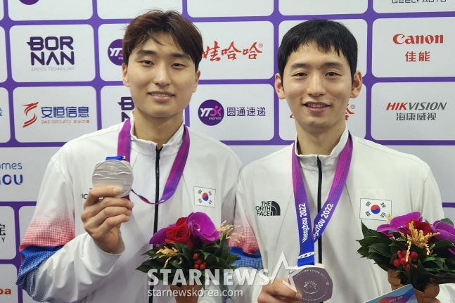 김원호(왼쪽)와 최솔규가 7일 배드민턴 남자 복식 결승전에서 은메달을 차지하고 인터뷰에서 포즈를 취하고 있다. /사진=안호근 기자