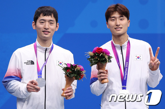 은메달을 목에 걸고 미소를 짓는 최솔규(왼쪽)와 김원호. /사진=뉴스1