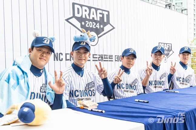 김휘건(맨 왼쪽) 등 NC 2024년 신인 선수들이 7일 창원 SSG전을 앞두고 포즈를 취하고 있다. /사진=NC 다이노스