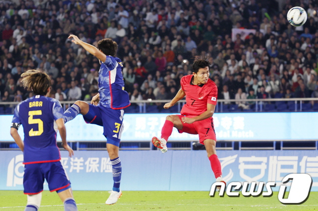 정우영(오른쪽)이 7일 일본과 2022 항저우 아시안게임 남자 축구 결승전에서 전반 27분 동점 헤더골을 작렬하고 있다. /사진=뉴스1