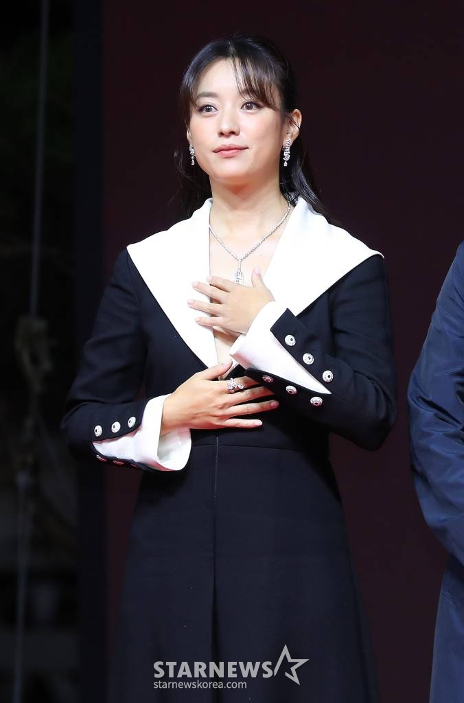 배우 한효주가 4일 오후 부산 해운대구 영화의 전당에서 진행된 제28회 부산국제영화제(BIFF) 레드카펫 행사에 참석하고 있다. 제28회 부산국제영화제는 개막식을 시작으로 13일까지 열흘간 영화의전당 일대에서 개최된다. 2023.10.04 /사진=김창현