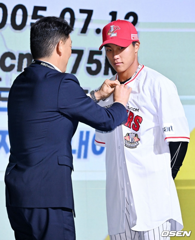 2024년 SSG 신인 박지환(오른쪽).