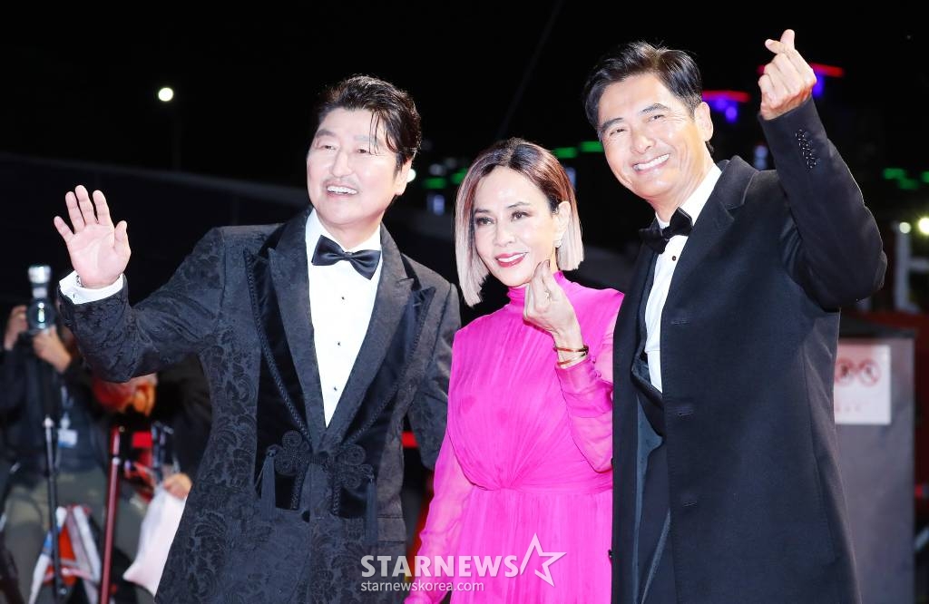 배우 송강호, 홍콩배우 주윤발이 4일 오후 부산 해운대구 영화의 전당에서 진행된 제28회 부산국제영화제(BIFF) 레드카펫 행사에 참석하고 있다. 제28회 부산국제영화제는 오는 4일 개막식을 시작으로 13일까지 열흘간 영화의전당 일대에서 개최된다. 2023.10.04 /사진=김창현
