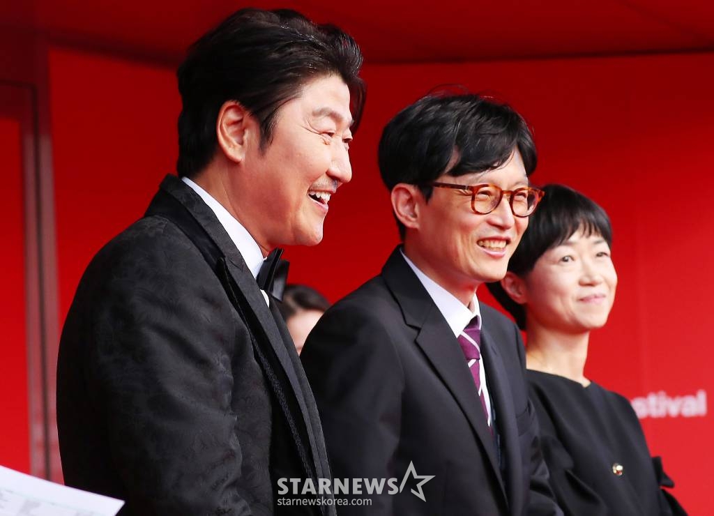배우 송강호, 남동철 집행위원장 직무대행이 4일 오후 부산 해운대구 영화의 전당에서 진행된 제28회 부산국제영화제(BIFF) 레드카펫 행사에서 내빈을 맞이하고 있다. 제28회 부산국제영화제는 오는 4일 개막식을 시작으로 13일까지 열흘간 영화의전당 일대에서 개최된다. 2023.10.04 /사진=김창현