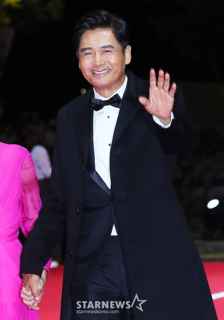 홍콩배우 주윤발이 4일 오후 부산 해운대구 영화의 전당에서 진행된 제28회 부산국제영화제(BIFF) 레드카펫 행사에 참석하고 있다. 제28회 부산국제영화제는 오는 4일 개막식을 시작으로 13일까지 열흘간 영화의전당 일대에서 개최된다. 2023.10.04 /사진=김창현
