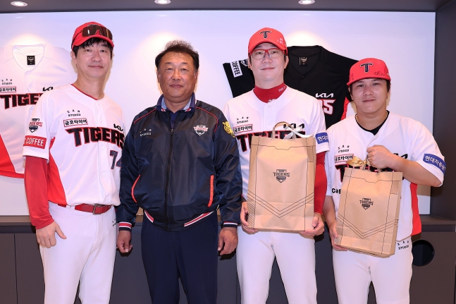 왼쪽부터 김종국 감독, 최준영 대표이사, 양현종, 김선빈. /사진=KIA 타이거즈