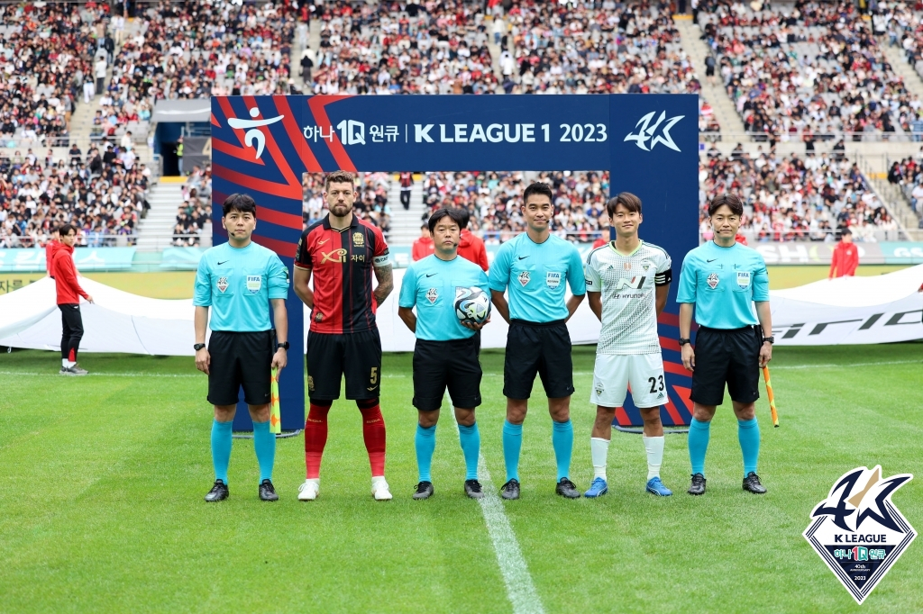 양 팀 주장과 심판들이 킥 오프전 기념 촬영을 하고 있다. /사진=한국프로축구연맹