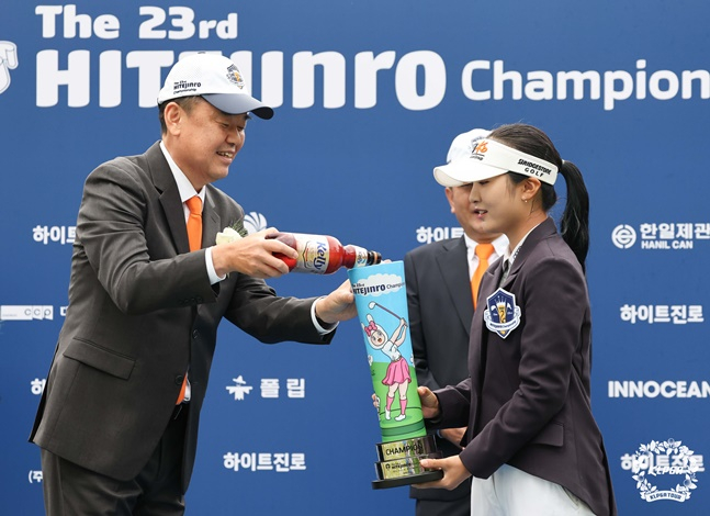 이예원(오른쪽)이 8일 경기도 여주시 블루헤런 골프클럽에서 열린 하이트진로 챔피언십 최종 라운드에서 우승을 차지한 뒤 트로피를 들고 있다. /사진=KLPGA 제공