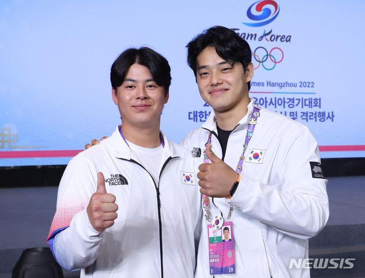 야구 대표팀 노시환(왼쪽)과 문동주. /사진=뉴시스