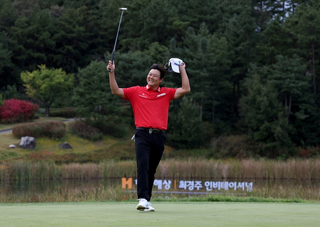 함정우가 현대해상 최경주 인비테이셔널 우승 후 세리머니를 하고 있다. /사진=KPGA 제공