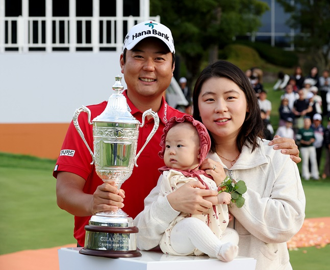 함정우(맨 왼쪽)가 현대해상 최경주 인비테이셔널 우승 후 가족과 기념촬영을 하고 있다. /사진=KPGA 제공