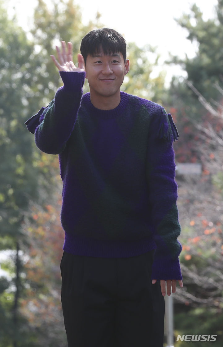 취재진을 향해 인사하는 손흥민. /사진=뉴시스
